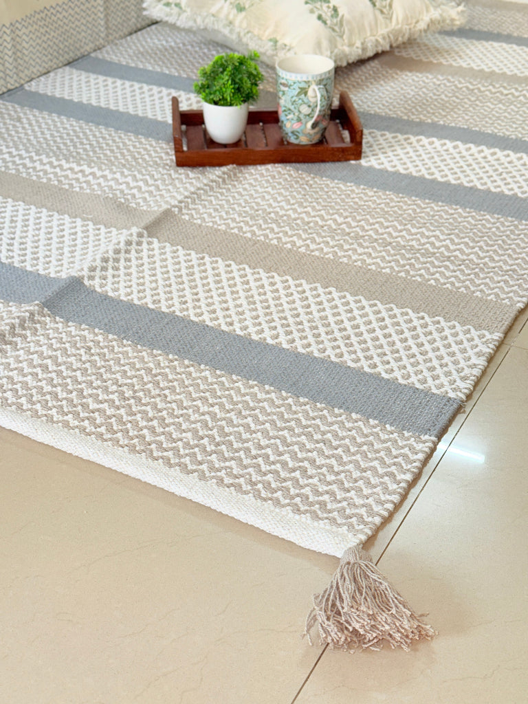 Neutral Charm Handcrafted Rug