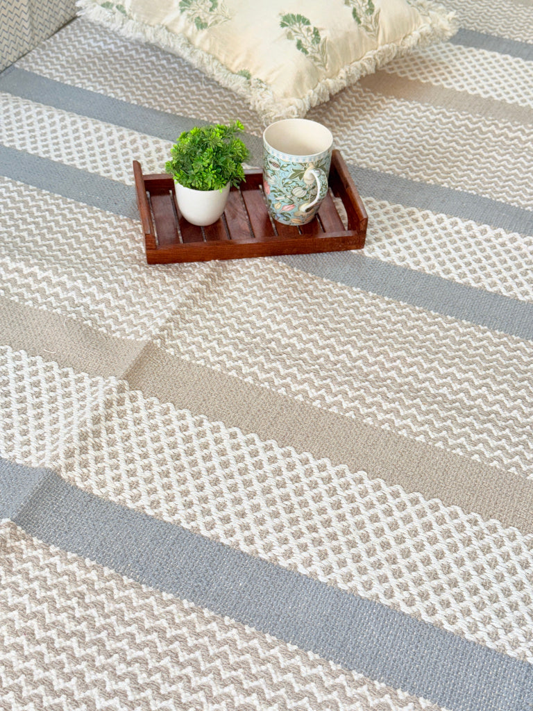 Neutral Charm Handcrafted Rug