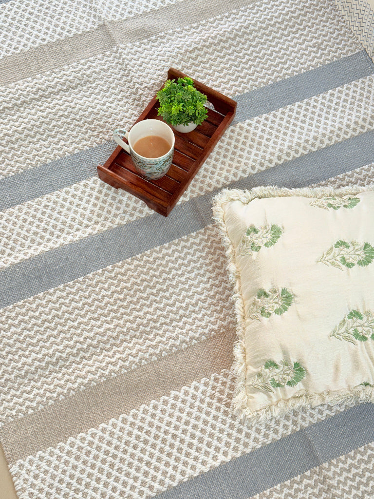 Neutral Charm Handcrafted Rug