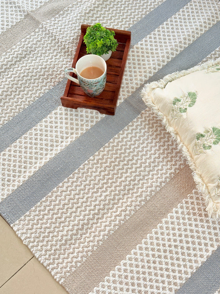 Neutral Charm Handcrafted Rug