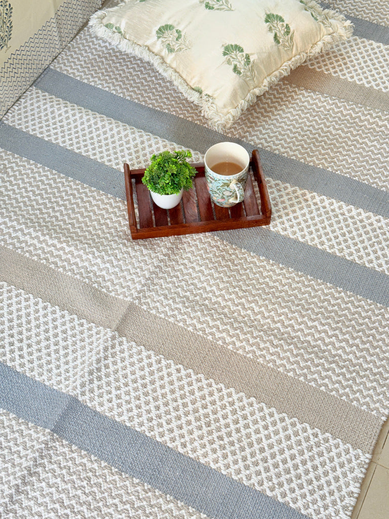 Neutral Charm Handcrafted Rug