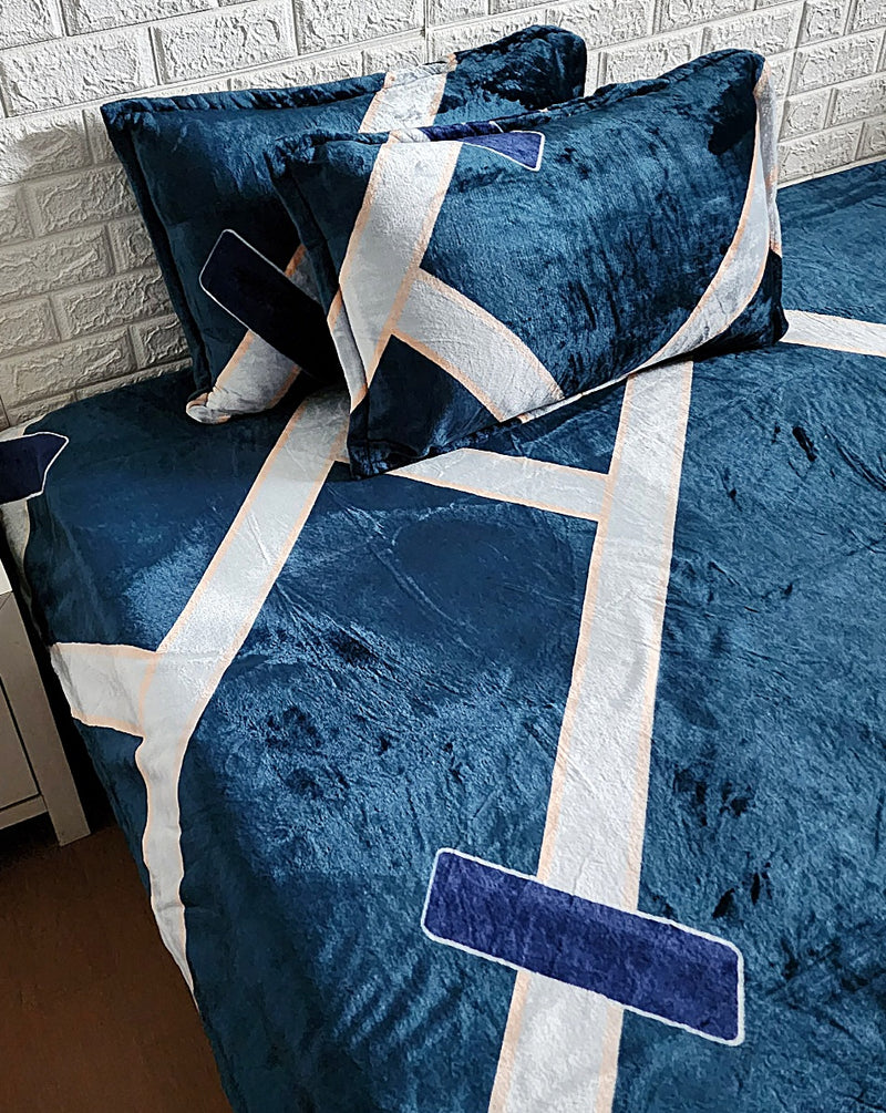Blue and White Geometrical Pattern Warm Bedsheet