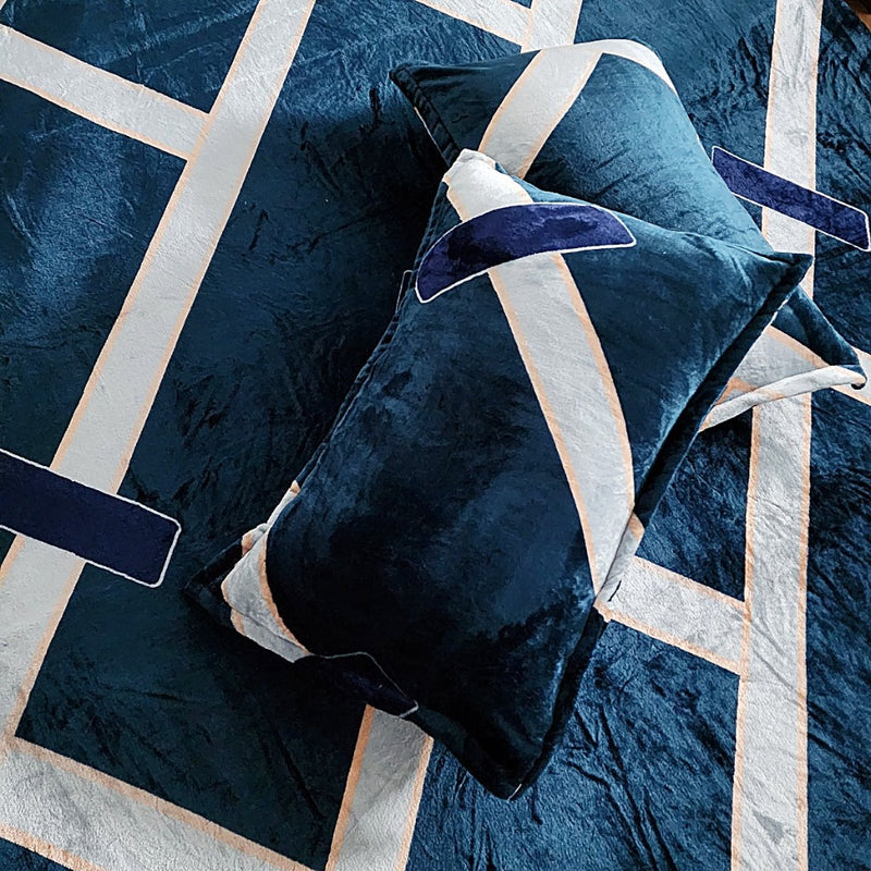 Blue and White Geometrical Pattern Warm Bedsheet