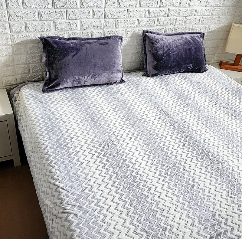 Silver Grey Zigzag Pattern Warm Bedsheet